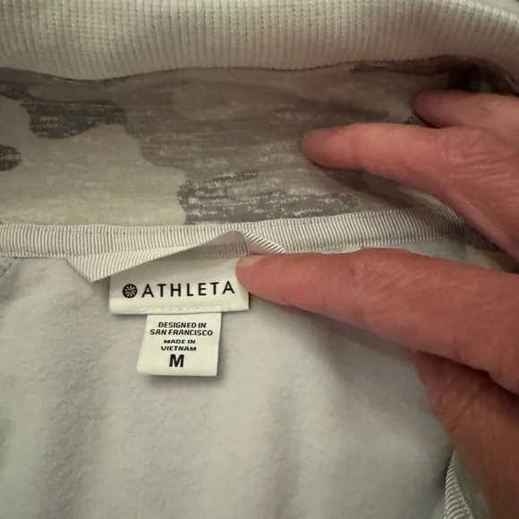 NWT Athleta Triumph Printed Hoodie - Medium - Picture 3 of 13